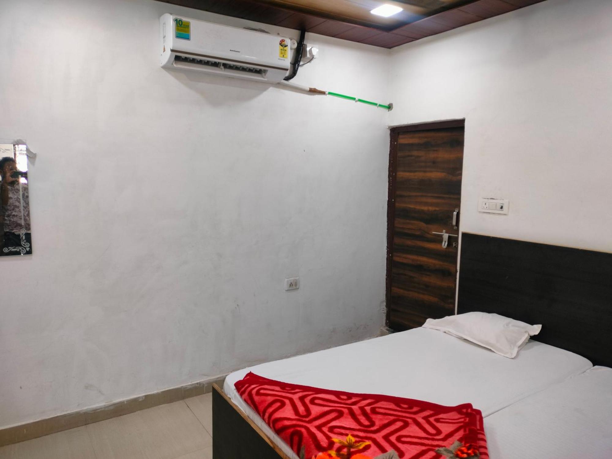 R G Sewa Sadan Hotel Mathura Ngoại thất bức ảnh
